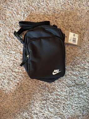 NWT Nike Heritage Crossbody Bag (4L) Black/Black/White